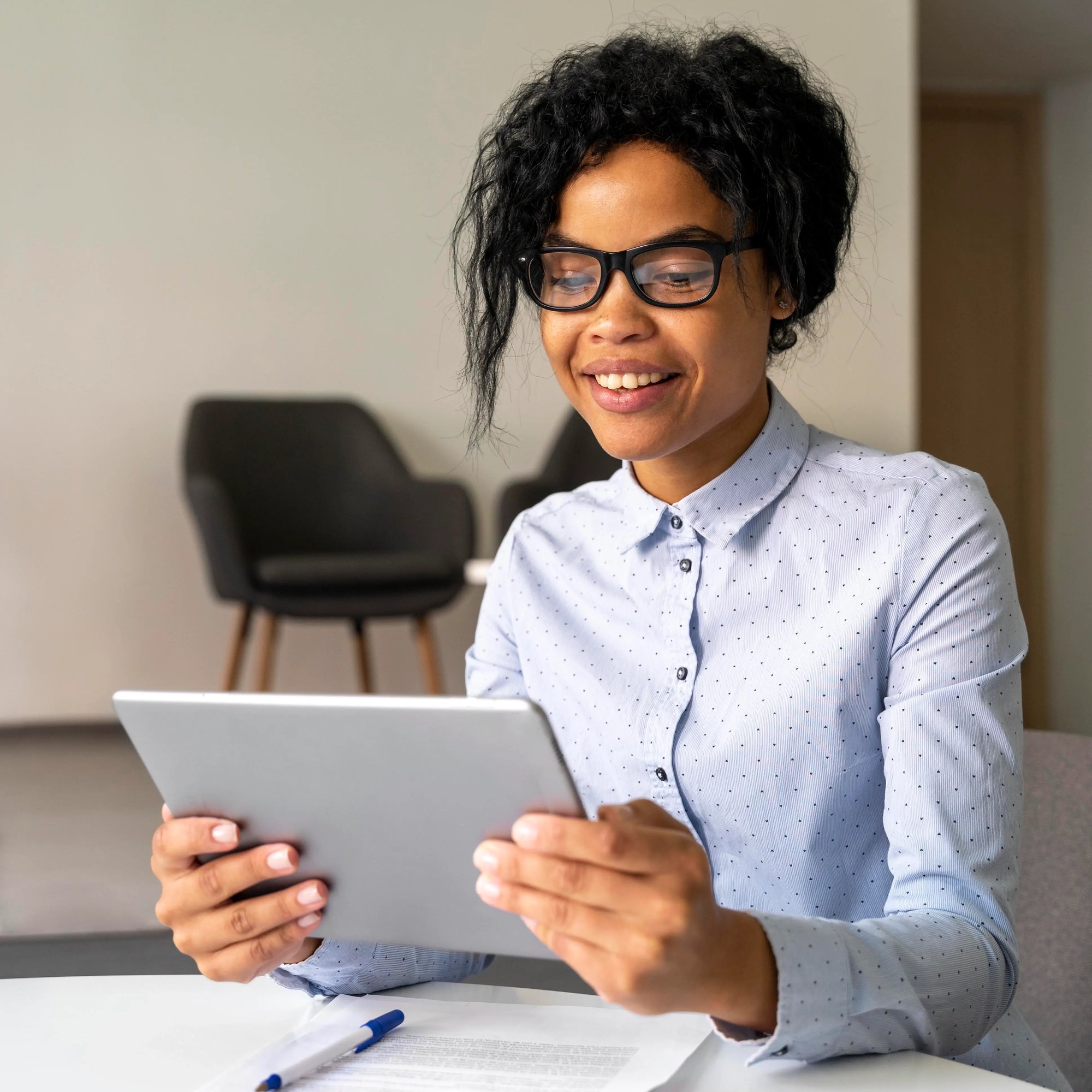 medium-shot-woman-holding-tablet